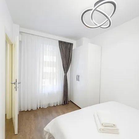 Entire In Sector 5 - 1027 Apartment